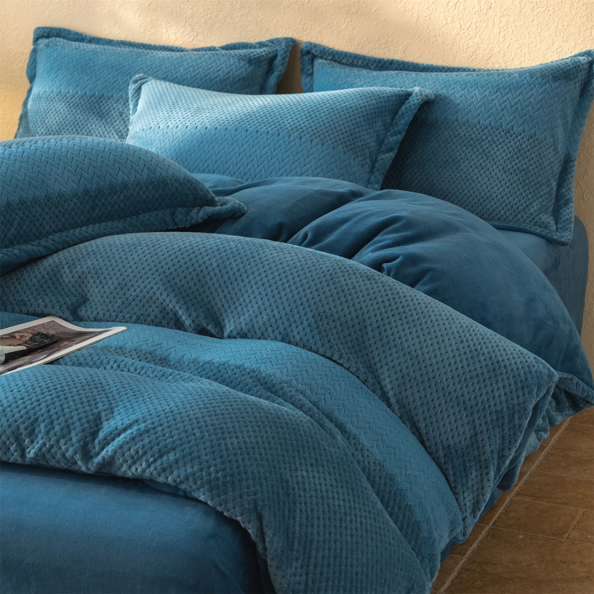 91家纺网 家纺一手货源 找家纺 源舍家纺 2025新款色织拼色编织提花轻奢牛奶绒四件套（场景二） 织锦-蓝谧