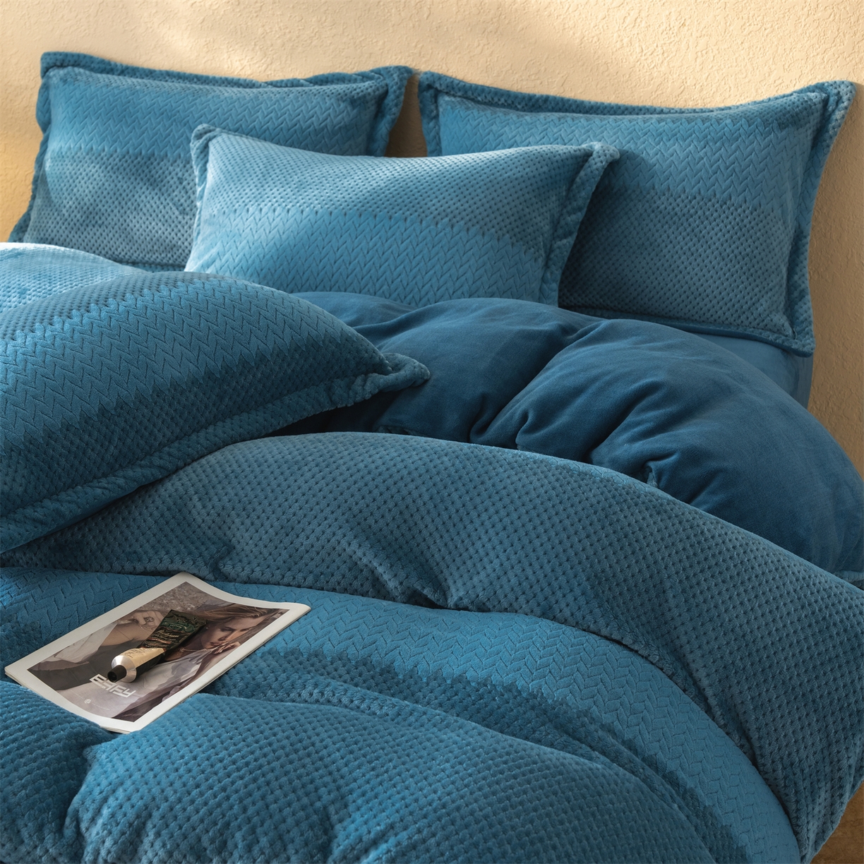 91家纺网 家纺一手货源 找家纺 源舍家纺 2025新款色织拼色编织提花轻奢牛奶绒四件套（场景二） 织锦-蓝谧