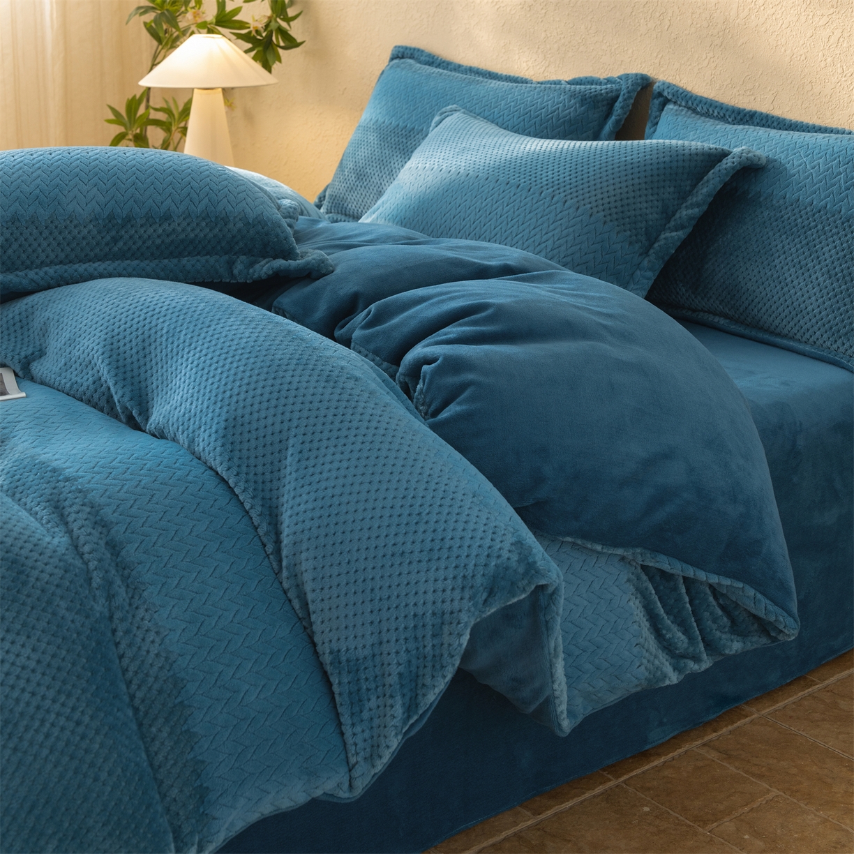 91家纺网 家纺一手货源 找家纺 源舍家纺 2025新款色织拼色编织提花轻奢牛奶绒四件套（场景二） 织锦-蓝谧