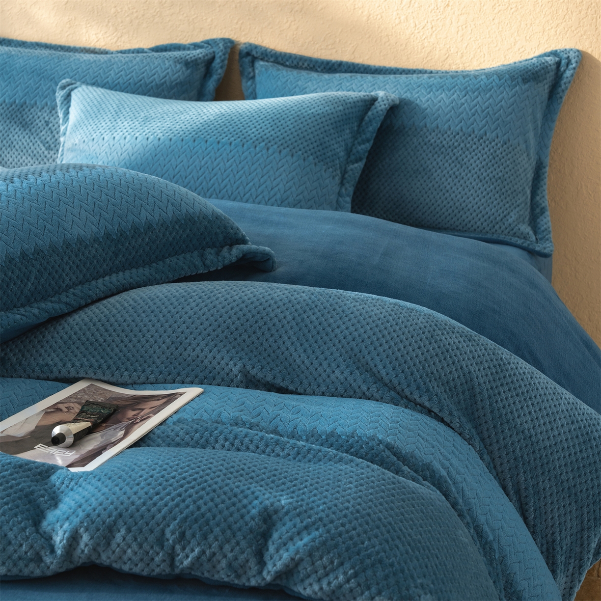 91家纺网 家纺一手货源 找家纺 源舍家纺 2025新款色织拼色编织提花轻奢牛奶绒四件套（场景二） 织锦-蓝谧