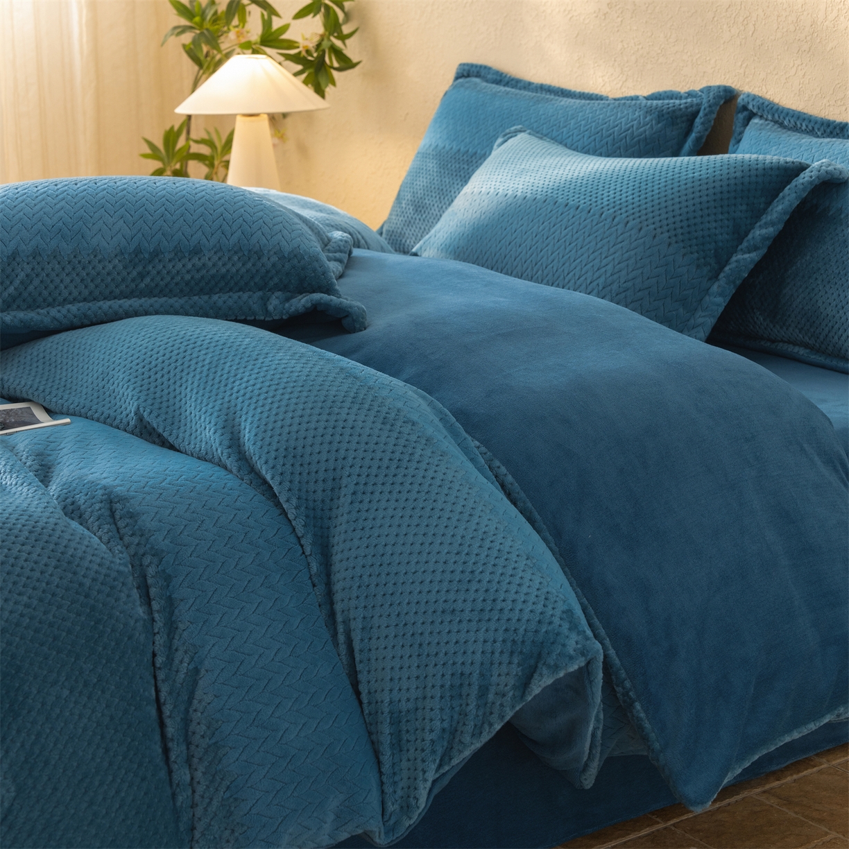 91家纺网 家纺一手货源 找家纺 源舍家纺 2025新款色织拼色编织提花轻奢牛奶绒四件套（场景二） 织锦-蓝谧