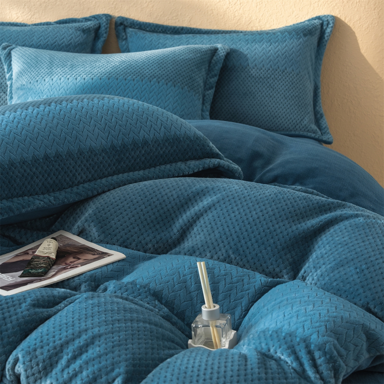 91家纺网 家纺一手货源 找家纺 源舍家纺 2025新款色织拼色编织提花轻奢牛奶绒四件套（场景二） 织锦-蓝谧