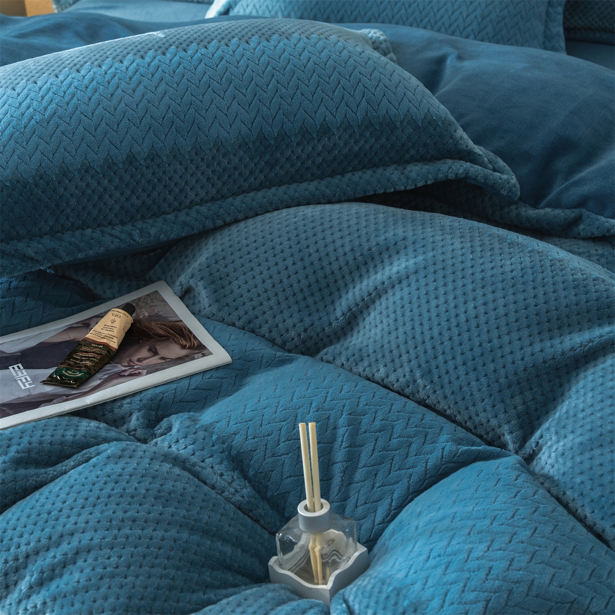 91家纺网 家纺一手货源 找家纺 源舍家纺 2025新款色织拼色编织提花轻奢牛奶绒四件套（场景二） 织锦-蓝谧