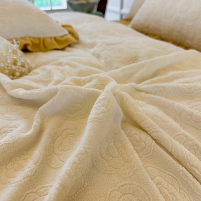 91家纺网 家纺一手货源 找家纺 野合家纺 2025新款法式A类雕花牛奶绒韩版公主风四件套床盖款床单款床笠款 山茶花-象牙白