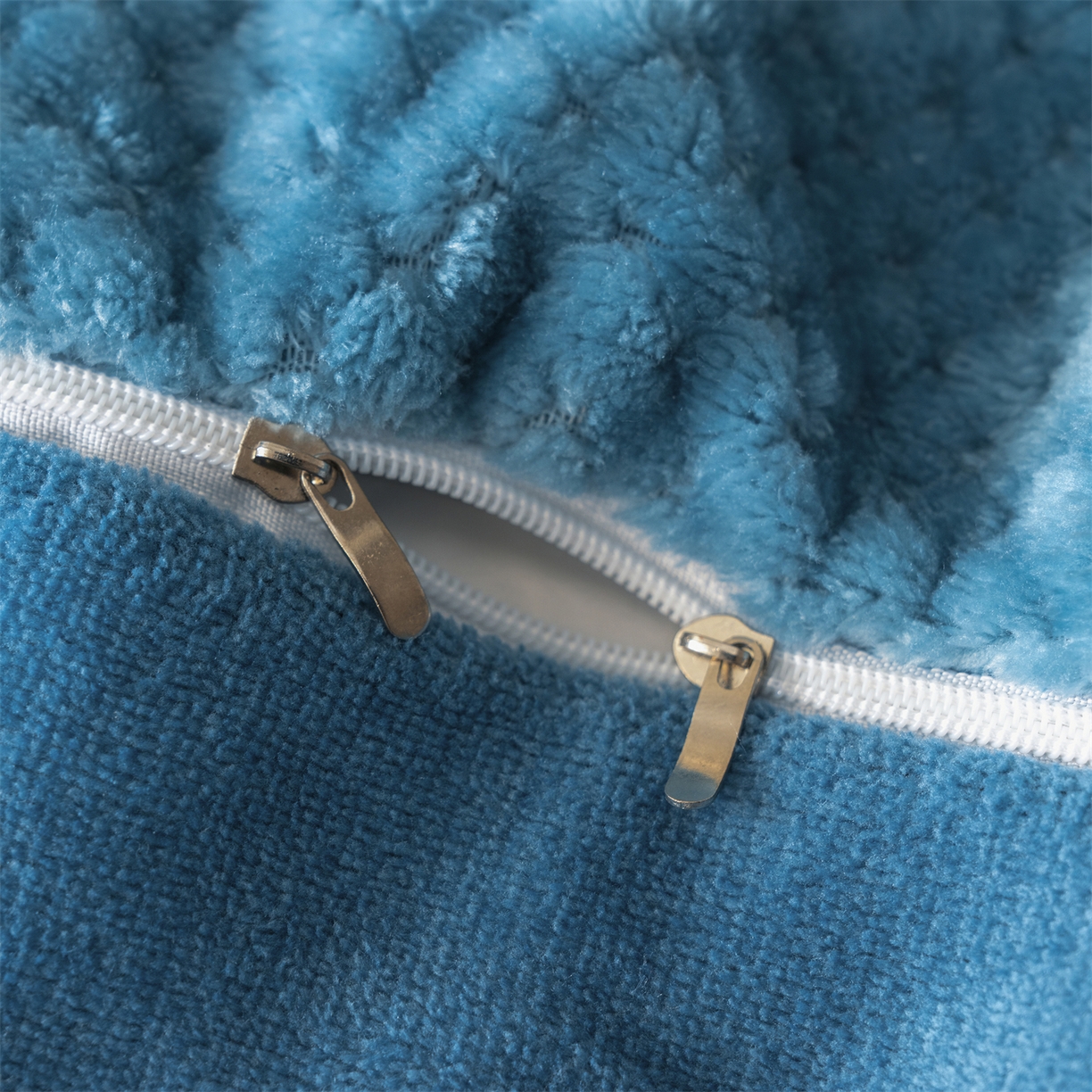 91家纺网 家纺一手货源 找家纺 源舍家纺 2025新款色织拼色编织提花轻奢牛奶绒四件套（场景二） 织锦-蓝谧