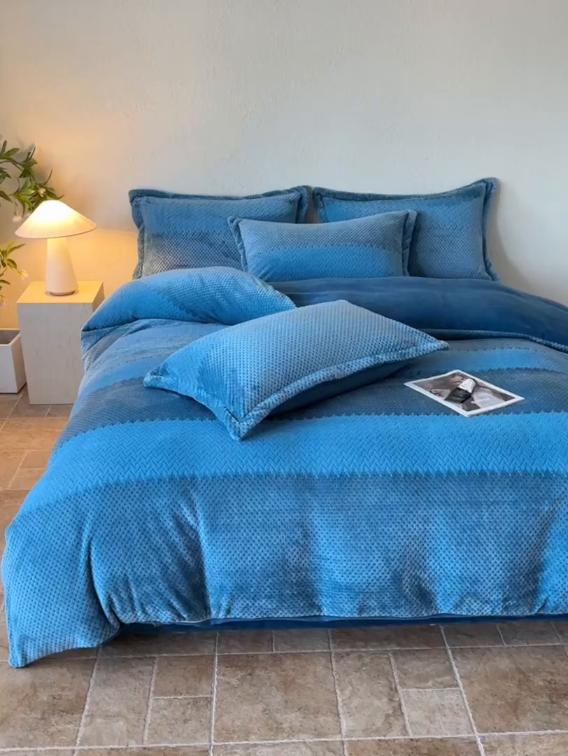 91家纺网 家纺一手货源 找家纺 源舍家纺 2025新款色织拼色编织提花轻奢牛奶绒四件套（场景二） 织锦-蓝谧