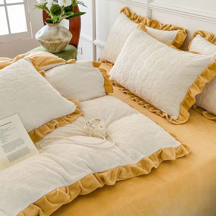 91家纺网 家纺一手货源 找家纺 野合家纺 2025新款法式A类雕花牛奶绒韩版公主风四件套床盖款床单款床笠款 山茶花-象牙白