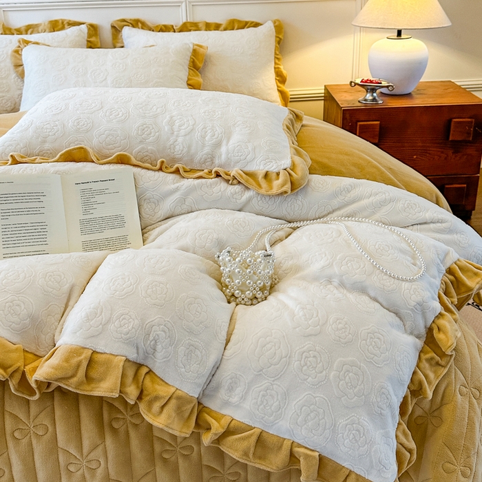 91家纺网 家纺一手货源 找家纺 野合家纺 2025新款法式A类雕花牛奶绒韩版公主风四件套床盖款床单款床笠款 山茶花-象牙白