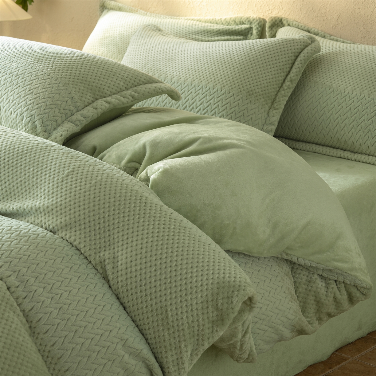 源舍家纺 2025新款色织拼色编织提花轻奢牛奶绒四件套（场景二） 织锦-青雾