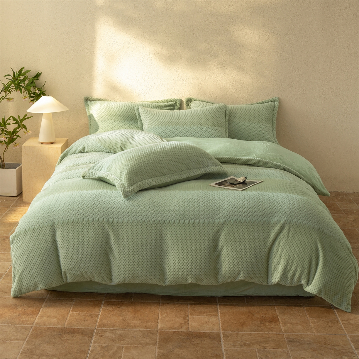 91家纺网 家纺一手货源 找家纺 源舍家纺 2025新款色织拼色编织提花轻奢牛奶绒四件套（场景二） 织锦-青雾