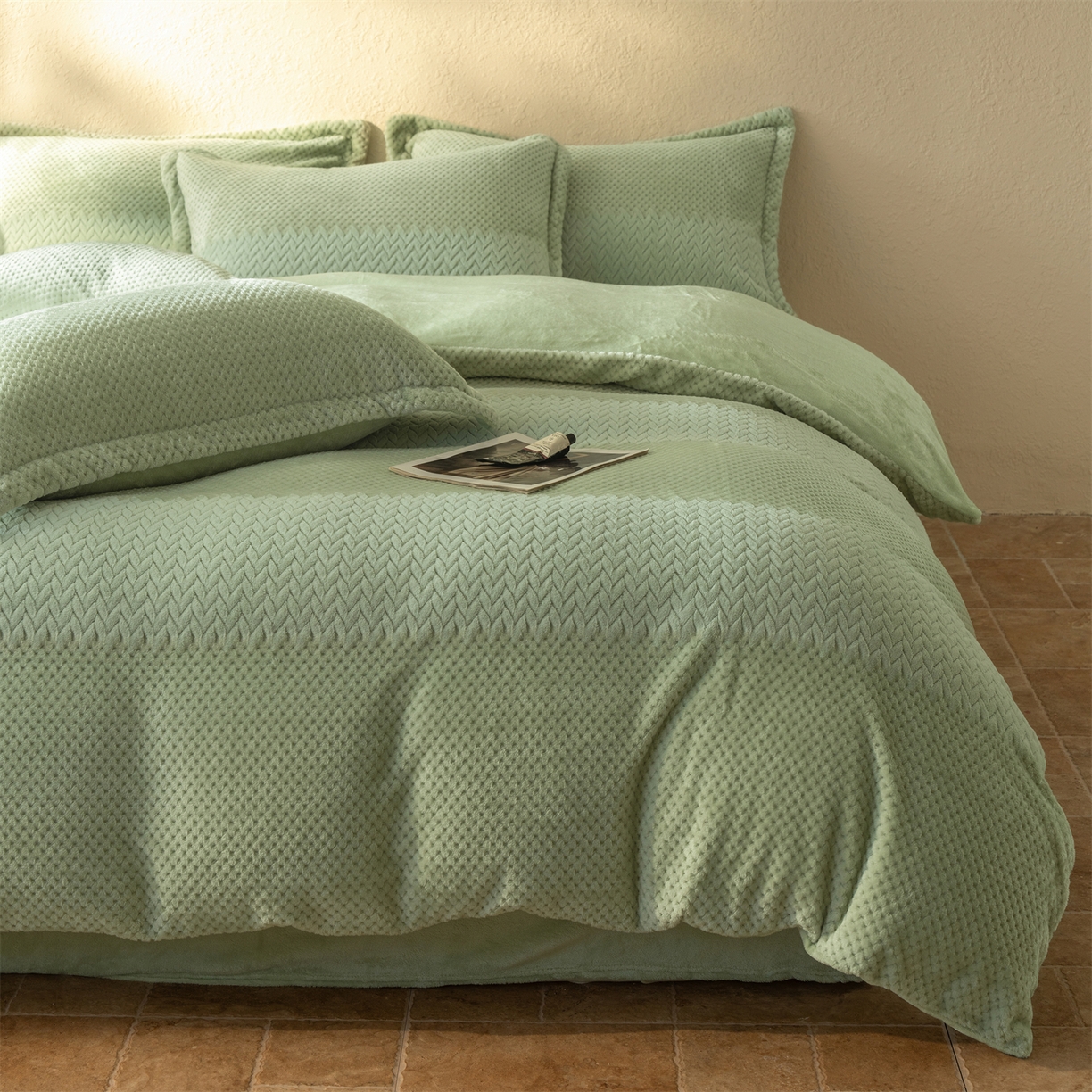 91家纺网 家纺一手货源 找家纺 源舍家纺 2025新款色织拼色编织提花轻奢牛奶绒四件套（场景二） 织锦-青雾