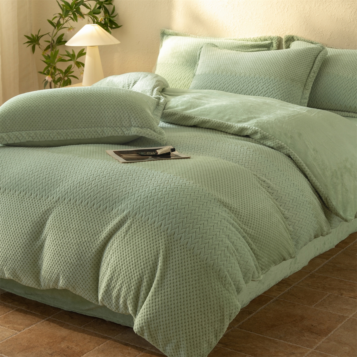 91家纺网 家纺一手货源 找家纺 源舍家纺 2025新款色织拼色编织提花轻奢牛奶绒四件套（场景二） 织锦-青雾