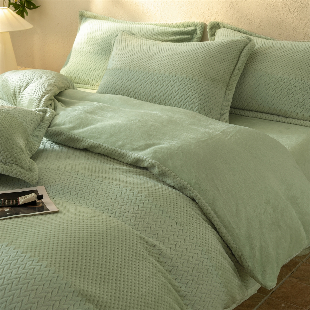 91家纺网 家纺一手货源 找家纺 源舍家纺 2025新款色织拼色编织提花轻奢牛奶绒四件套（场景二） 织锦-青雾