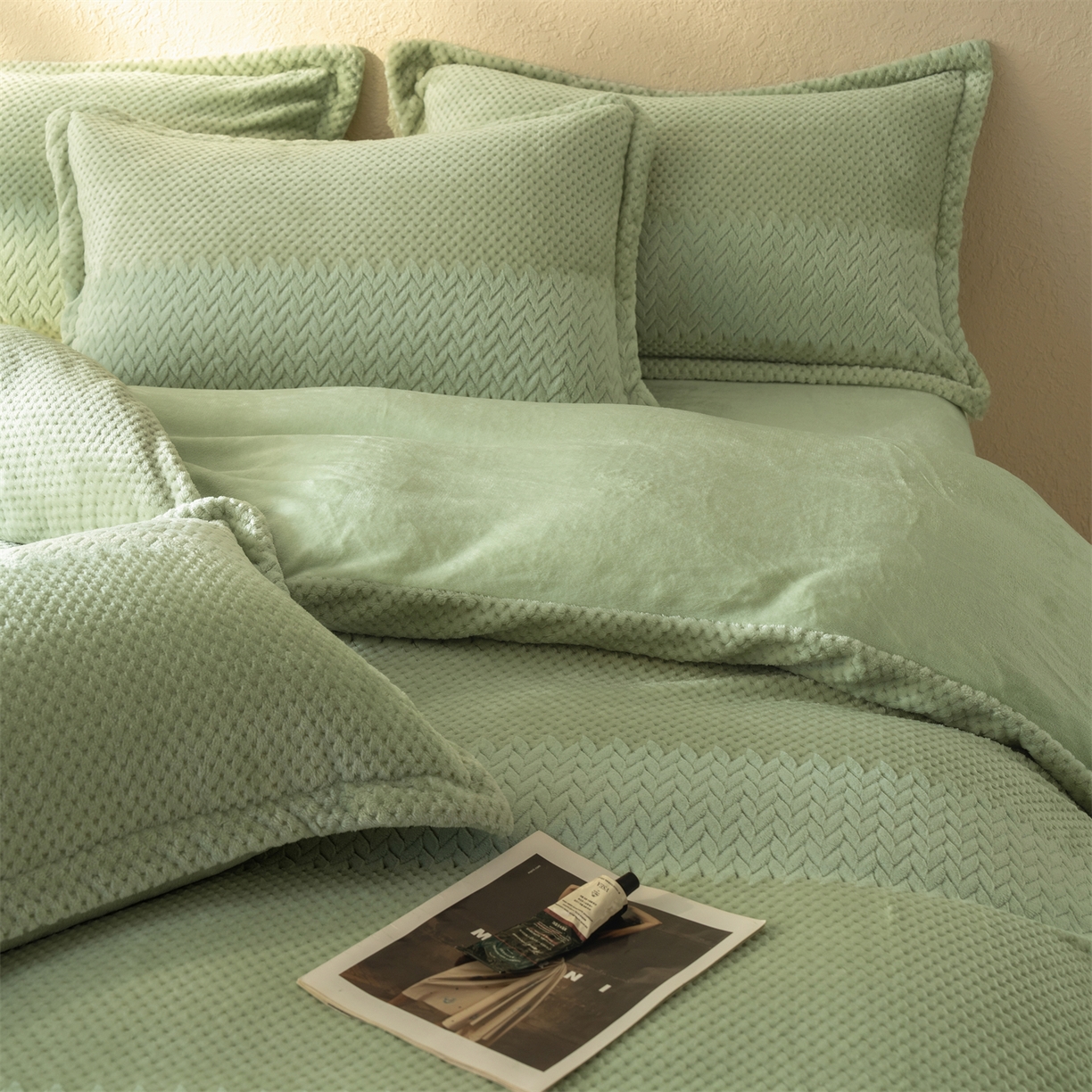 91家纺网 家纺一手货源 找家纺 源舍家纺 2025新款色织拼色编织提花轻奢牛奶绒四件套（场景二） 织锦-青雾