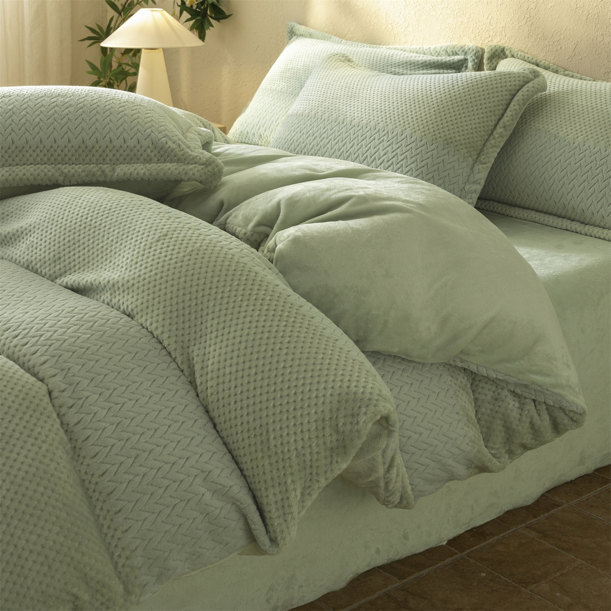 91家纺网 家纺一手货源 找家纺 源舍家纺 2025新款色织拼色编织提花轻奢牛奶绒四件套（场景二） 织锦-青雾