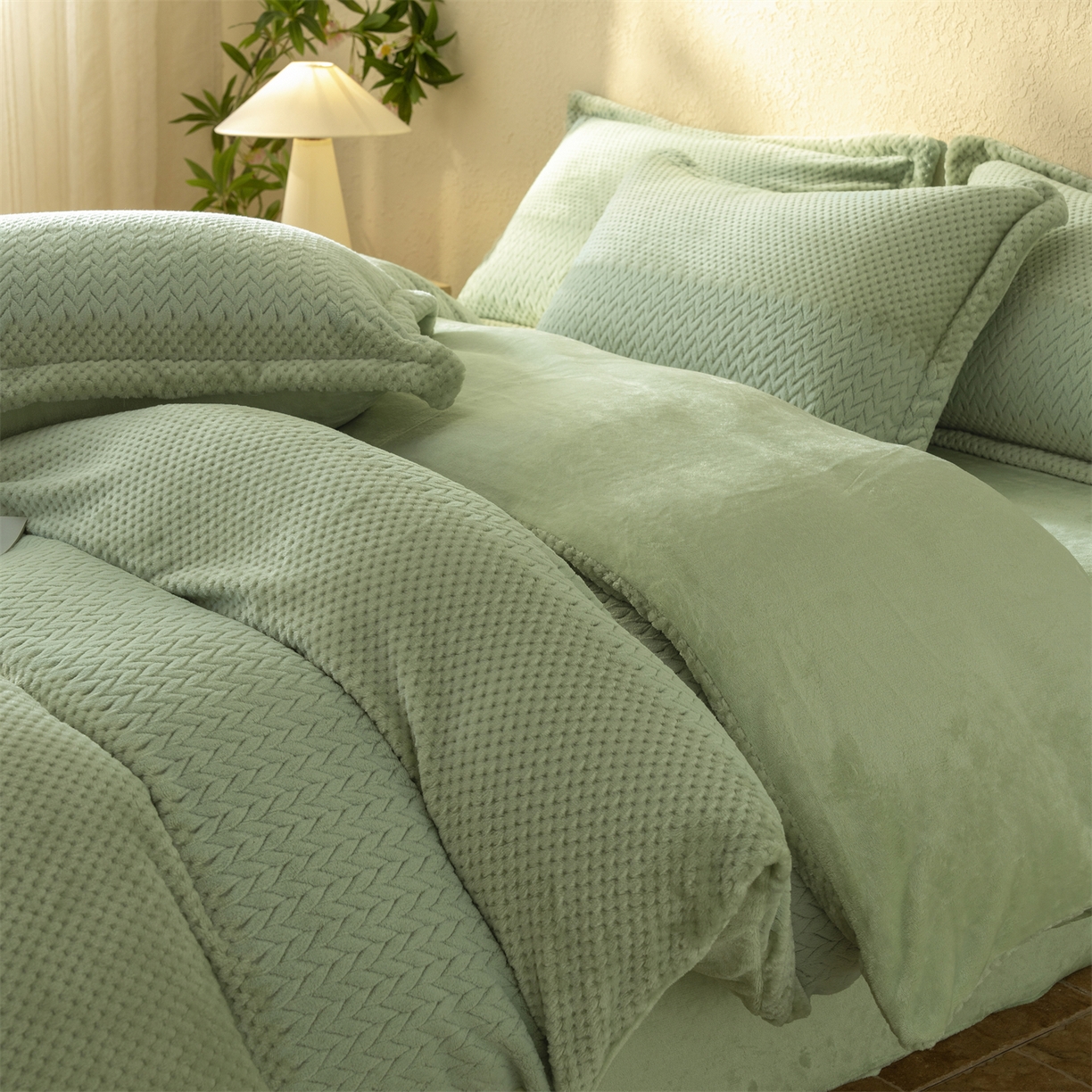 91家纺网 家纺一手货源 找家纺 源舍家纺 2025新款色织拼色编织提花轻奢牛奶绒四件套（场景二） 织锦-青雾