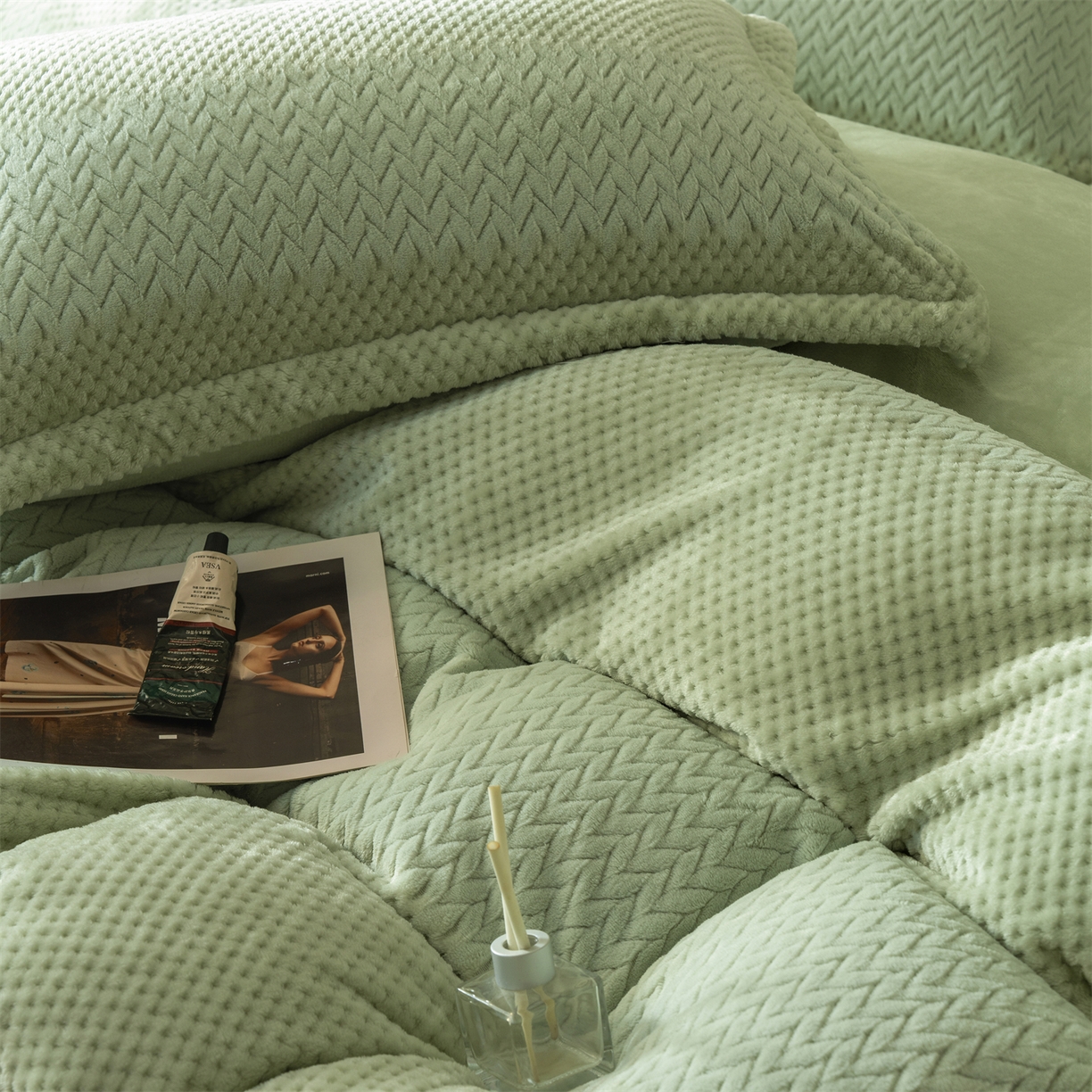 91家纺网 家纺一手货源 找家纺 源舍家纺 2025新款色织拼色编织提花轻奢牛奶绒四件套（场景二） 织锦-青雾