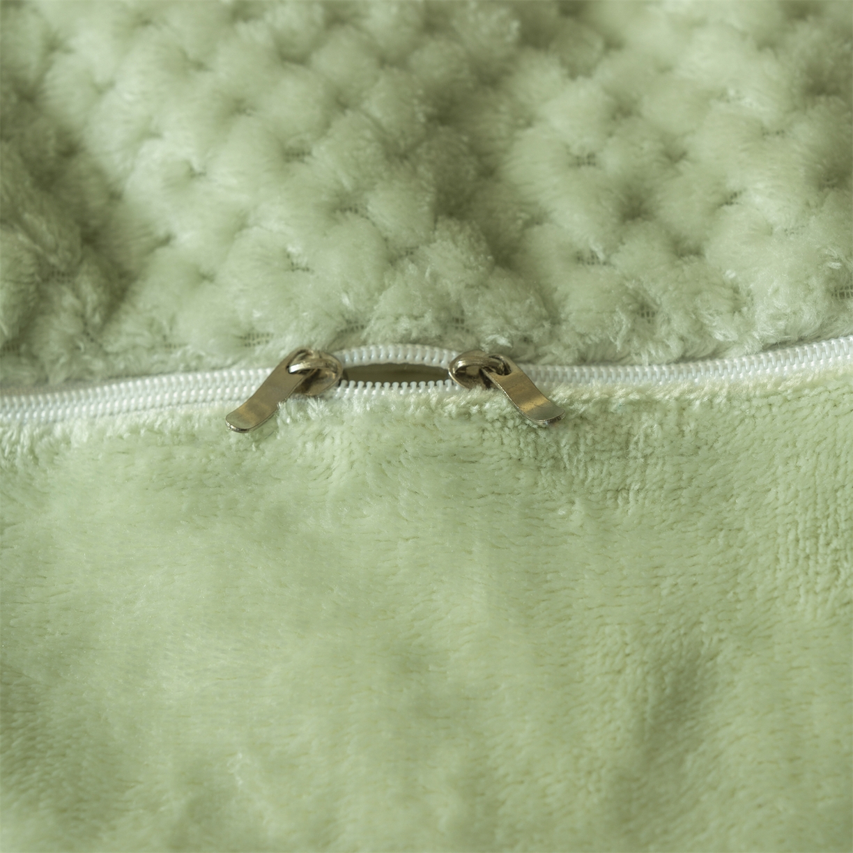 91家纺网 家纺一手货源 找家纺 源舍家纺 2025新款色织拼色编织提花轻奢牛奶绒四件套（场景二） 织锦-青雾