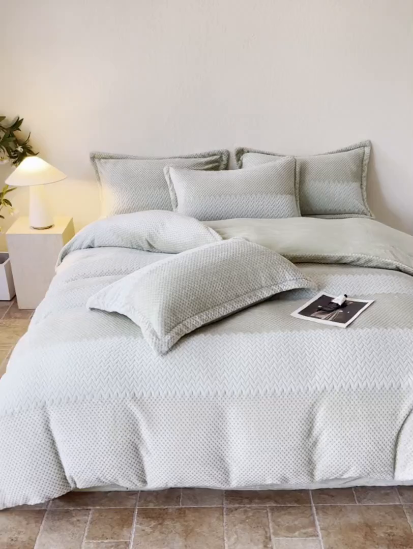 91家纺网 家纺一手货源 找家纺 源舍家纺 2025新款色织拼色编织提花轻奢牛奶绒四件套（场景二） 织锦-青雾