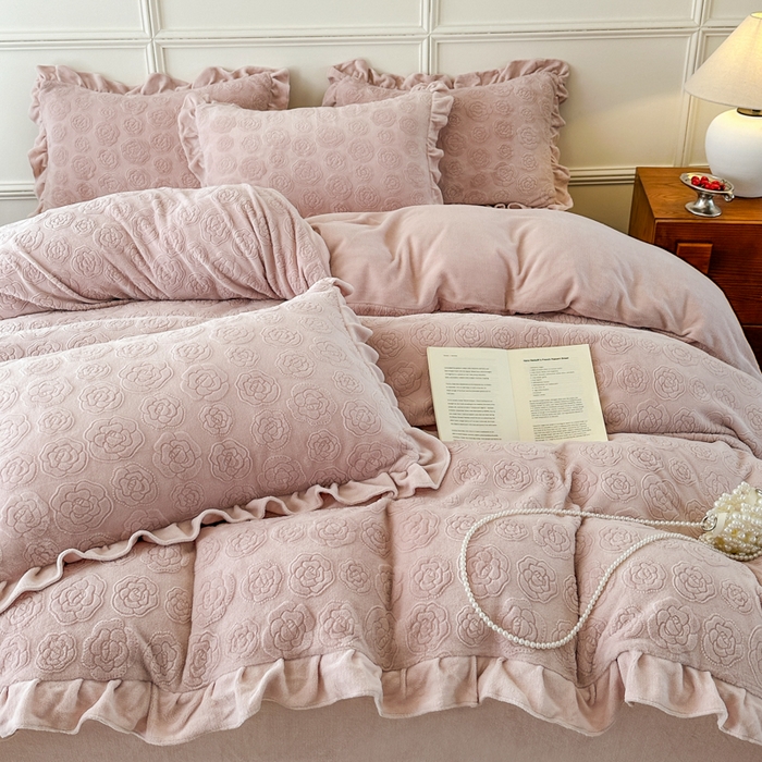 野合家纺 2025新款法式A类雕花牛奶绒韩版公主风四件套床盖款床单款床笠款 山茶花-杏仁粉