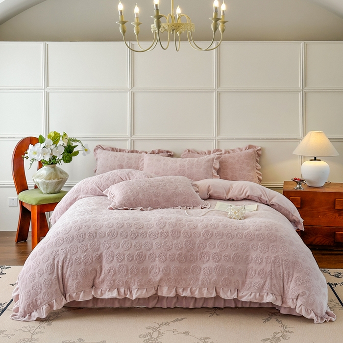 91家纺网 家纺一手货源 找家纺 野合家纺 2025新款法式A类雕花牛奶绒韩版公主风四件套床盖款床单款床笠款 山茶花-杏仁粉