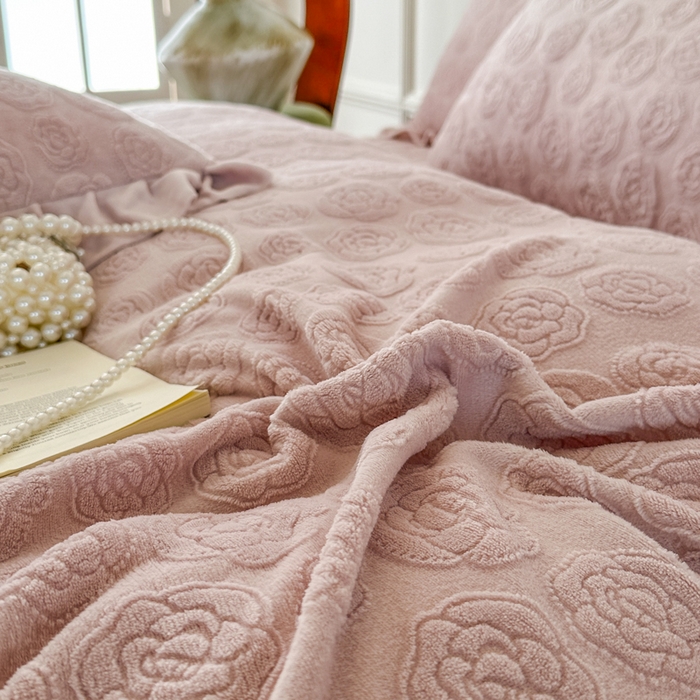 91家纺网 家纺一手货源 找家纺 野合家纺 2025新款法式A类雕花牛奶绒韩版公主风四件套床盖款床单款床笠款 山茶花-杏仁粉