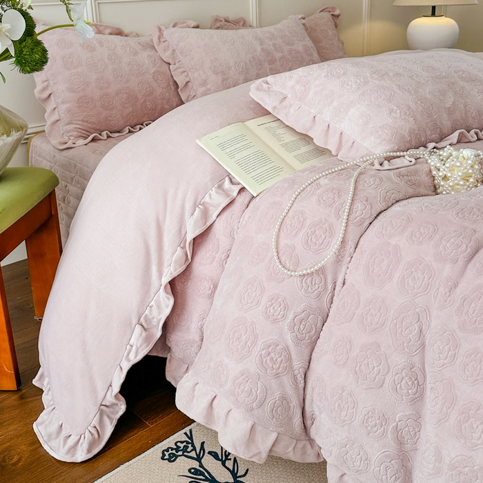 91家纺网 家纺一手货源 找家纺 野合家纺 2025新款法式A类雕花牛奶绒韩版公主风四件套床盖款床单款床笠款 山茶花-杏仁粉