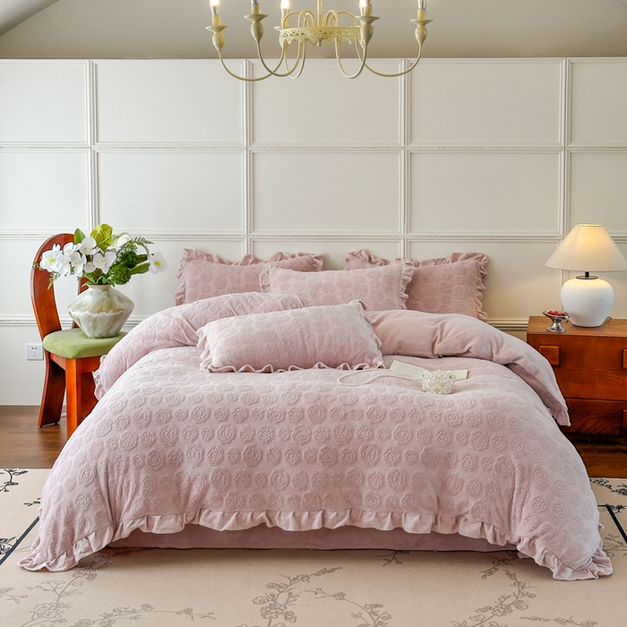 91家纺网 家纺一手货源 找家纺 野合家纺 2025新款法式A类雕花牛奶绒韩版公主风四件套床盖款床单款床笠款 山茶花-杏仁粉