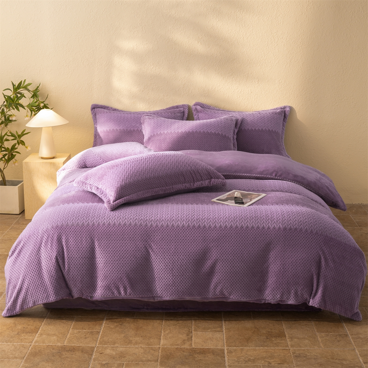 91家纺网 家纺一手货源 找家纺 源舍家纺 2025新款色织拼色编织提花轻奢牛奶绒四件套（场景二） 织锦-紫菱