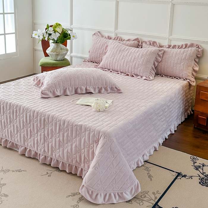 91家纺网 家纺一手货源 找家纺 野合家纺 2025新款法式A类雕花牛奶绒韩版公主风四件套床盖款床单款床笠款 山茶花-杏仁粉