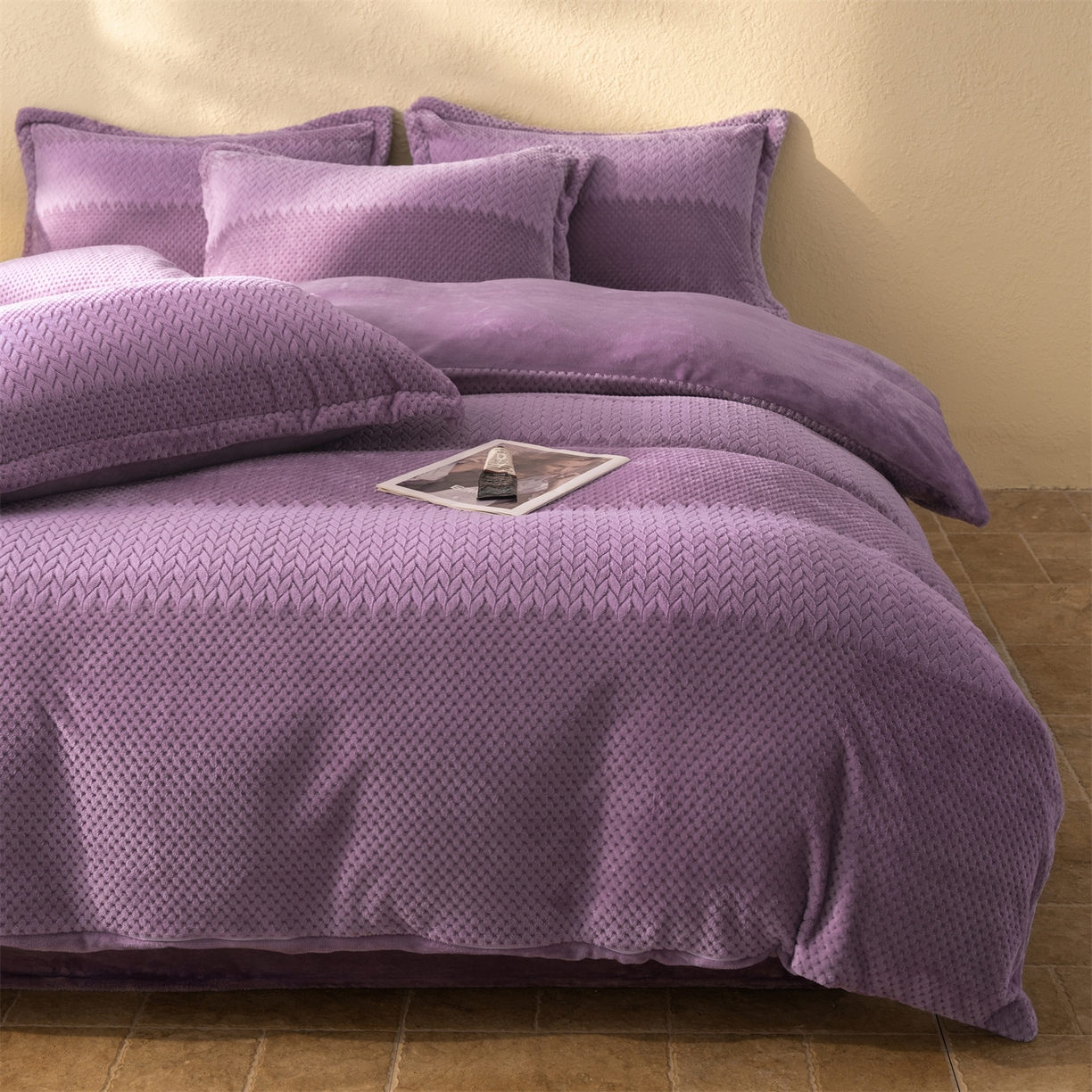 91家纺网 家纺一手货源 找家纺 源舍家纺 2025新款色织拼色编织提花轻奢牛奶绒四件套（场景二） 织锦-紫菱