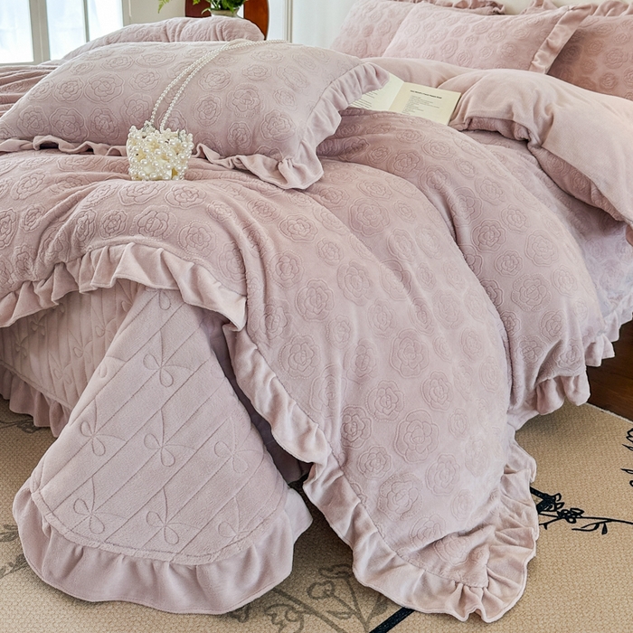 91家纺网 家纺一手货源 找家纺 野合家纺 2025新款法式A类雕花牛奶绒韩版公主风四件套床盖款床单款床笠款 山茶花-杏仁粉