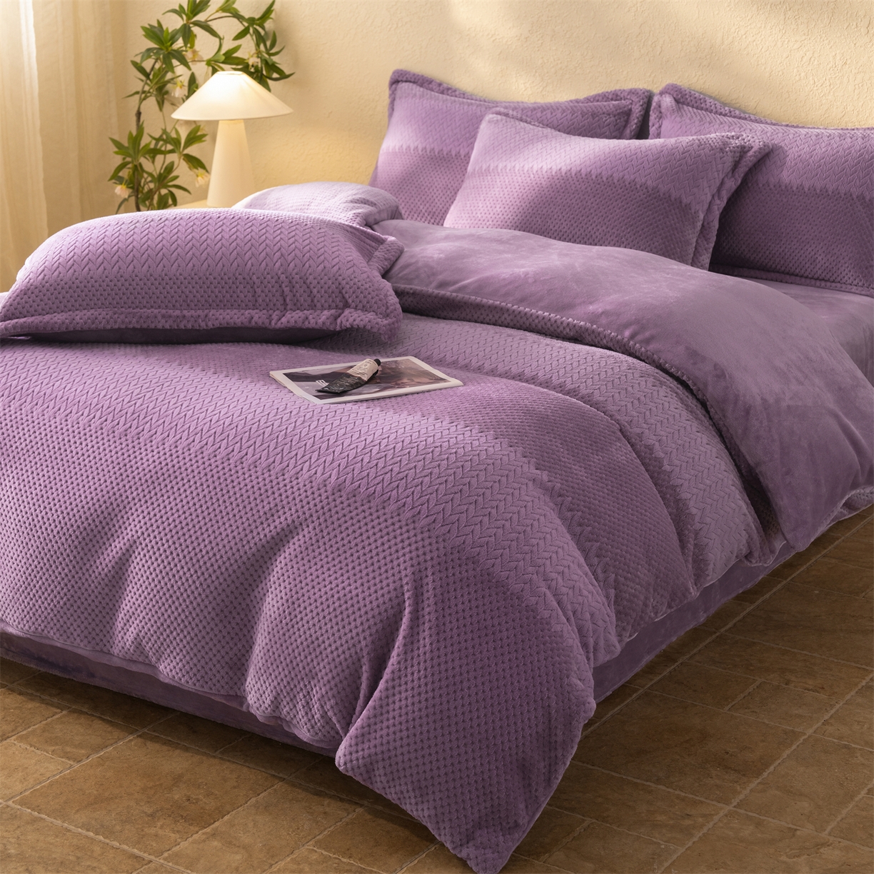 91家纺网 家纺一手货源 找家纺 源舍家纺 2025新款色织拼色编织提花轻奢牛奶绒四件套（场景二） 织锦-紫菱