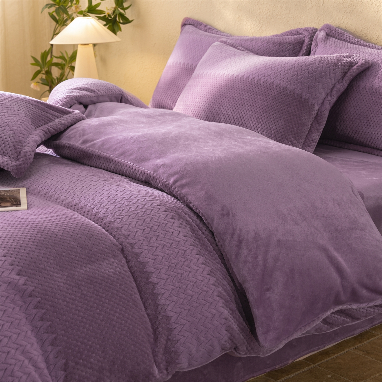 91家纺网 家纺一手货源 找家纺 源舍家纺 2025新款色织拼色编织提花轻奢牛奶绒四件套（场景二） 织锦-紫菱