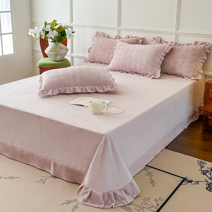 91家纺网 家纺一手货源 找家纺 野合家纺 2025新款法式A类雕花牛奶绒韩版公主风四件套床盖款床单款床笠款 山茶花-杏仁粉