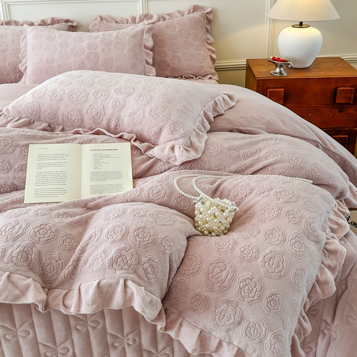 91家纺网 家纺一手货源 找家纺 野合家纺 2025新款法式A类雕花牛奶绒韩版公主风四件套床盖款床单款床笠款 山茶花-杏仁粉