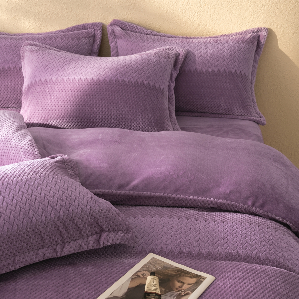 91家纺网 家纺一手货源 找家纺 源舍家纺 2025新款色织拼色编织提花轻奢牛奶绒四件套（场景二） 织锦-紫菱