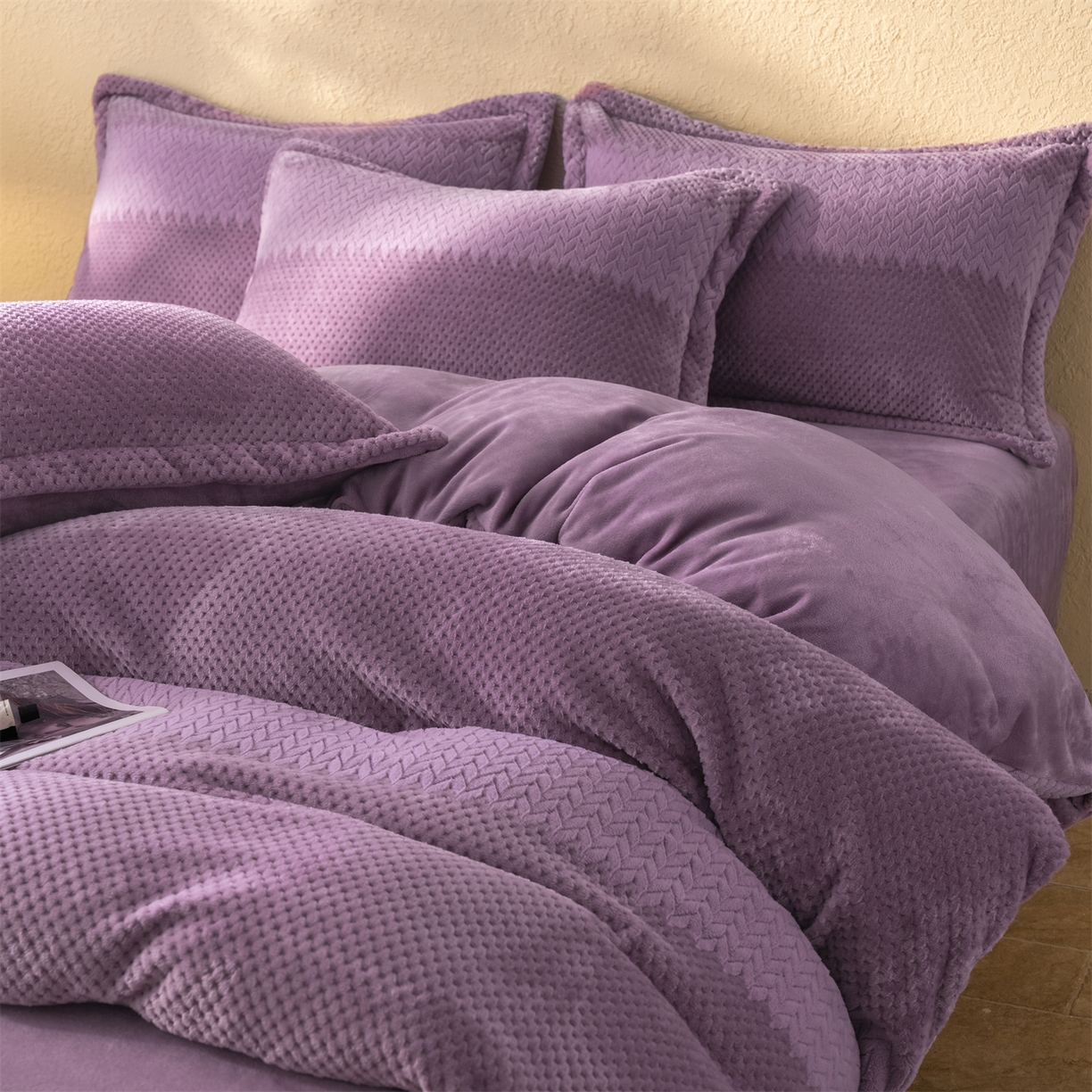 91家纺网 家纺一手货源 找家纺 源舍家纺 2025新款色织拼色编织提花轻奢牛奶绒四件套（场景二） 织锦-紫菱