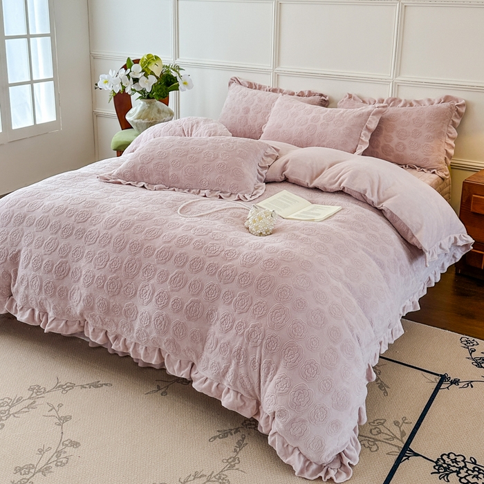 91家纺网 家纺一手货源 找家纺 野合家纺 2025新款法式A类雕花牛奶绒韩版公主风四件套床盖款床单款床笠款 山茶花-杏仁粉