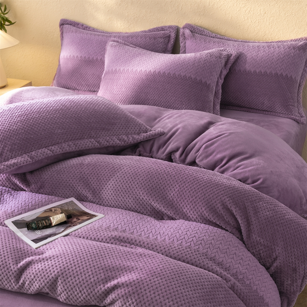 91家纺网 家纺一手货源 找家纺 源舍家纺 2025新款色织拼色编织提花轻奢牛奶绒四件套（场景二） 织锦-紫菱