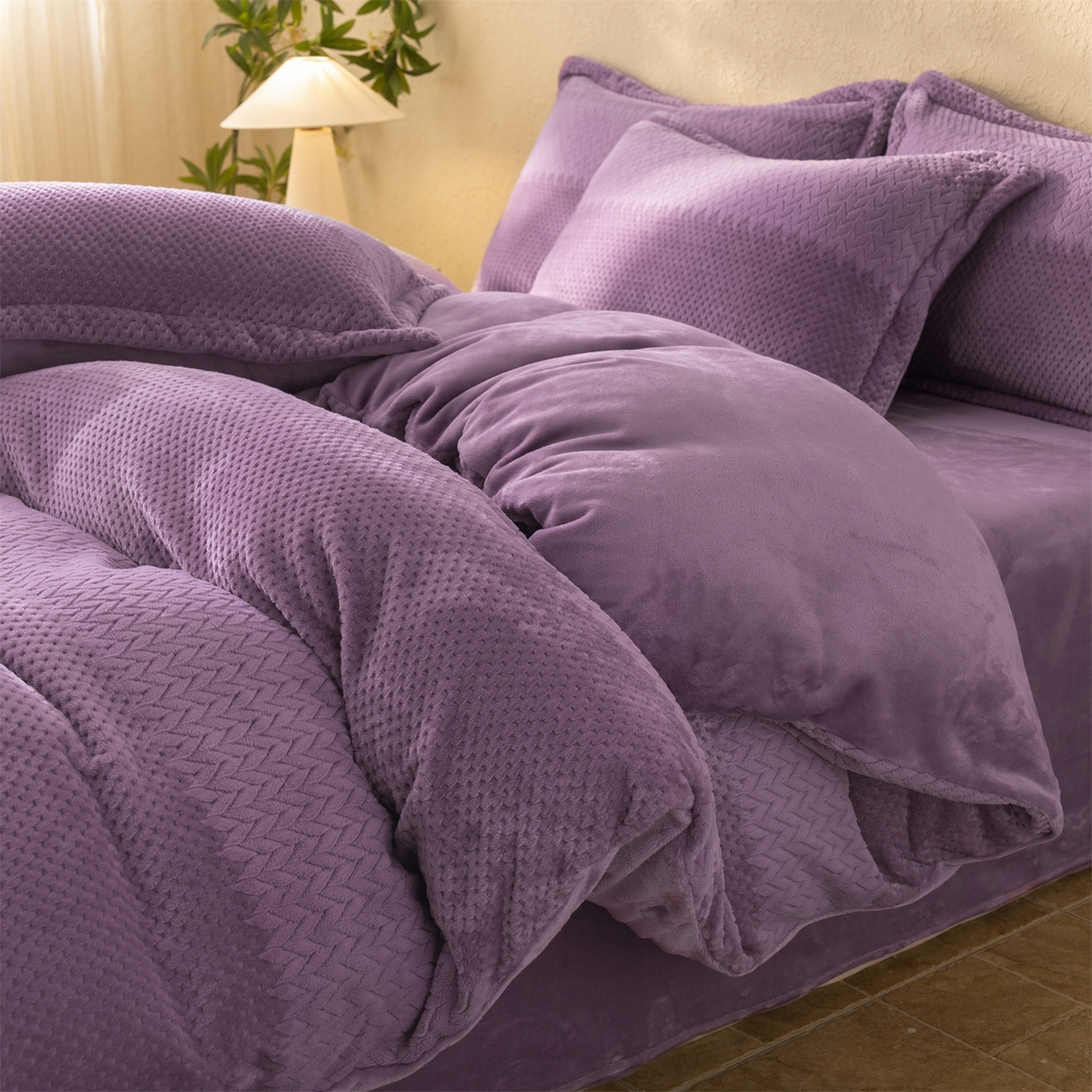 91家纺网 家纺一手货源 找家纺 源舍家纺 2025新款色织拼色编织提花轻奢牛奶绒四件套（场景二） 织锦-紫菱