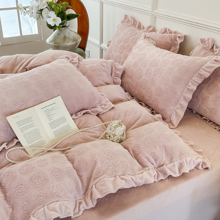 91家纺网 家纺一手货源 找家纺 野合家纺 2025新款法式A类雕花牛奶绒韩版公主风四件套床盖款床单款床笠款 山茶花-杏仁粉