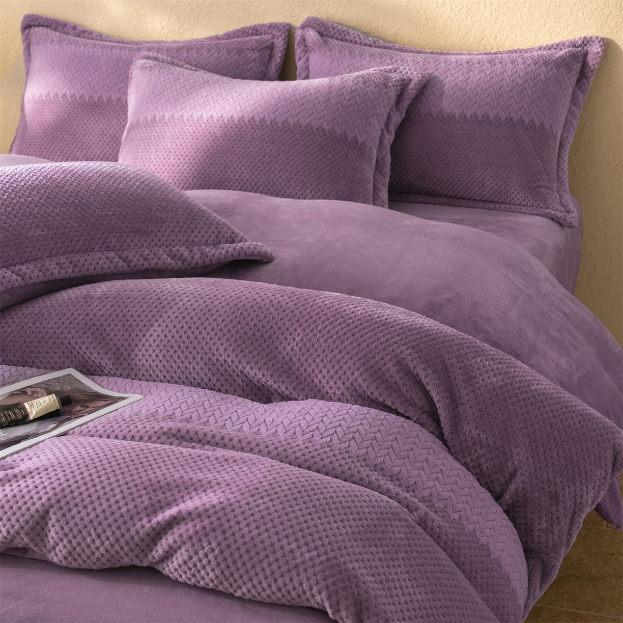 91家纺网 家纺一手货源 找家纺 源舍家纺 2025新款色织拼色编织提花轻奢牛奶绒四件套（场景二） 织锦-紫菱