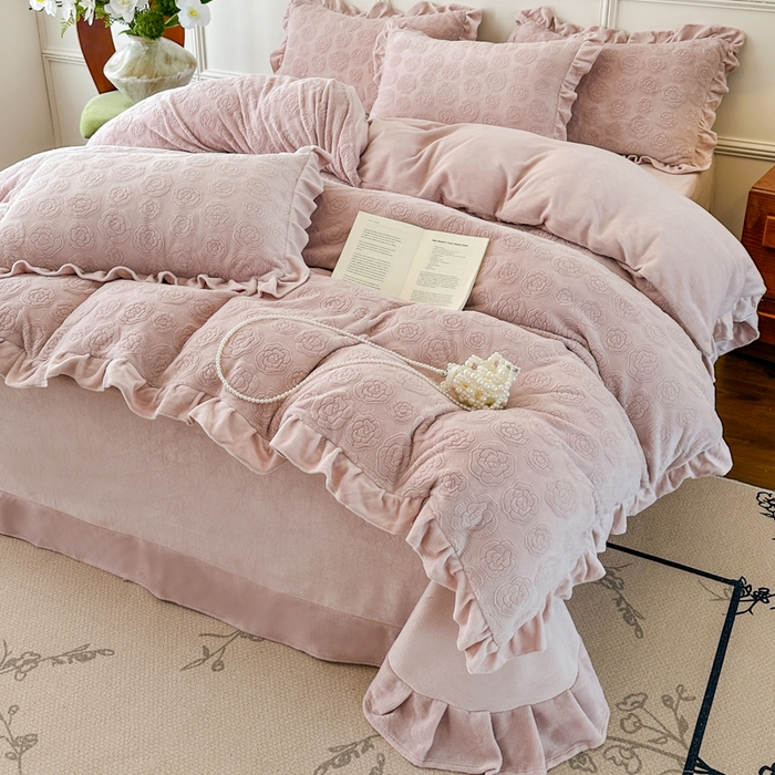 91家纺网 家纺一手货源 找家纺 野合家纺 2025新款法式A类雕花牛奶绒韩版公主风四件套床盖款床单款床笠款 山茶花-杏仁粉