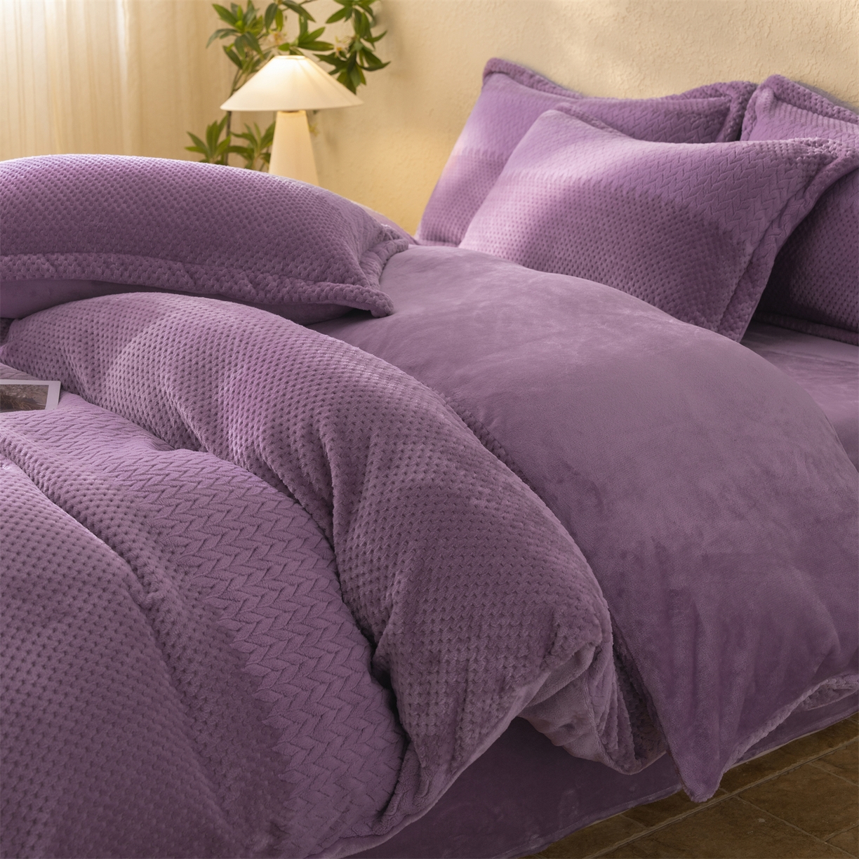 91家纺网 家纺一手货源 找家纺 源舍家纺 2025新款色织拼色编织提花轻奢牛奶绒四件套（场景二） 织锦-紫菱