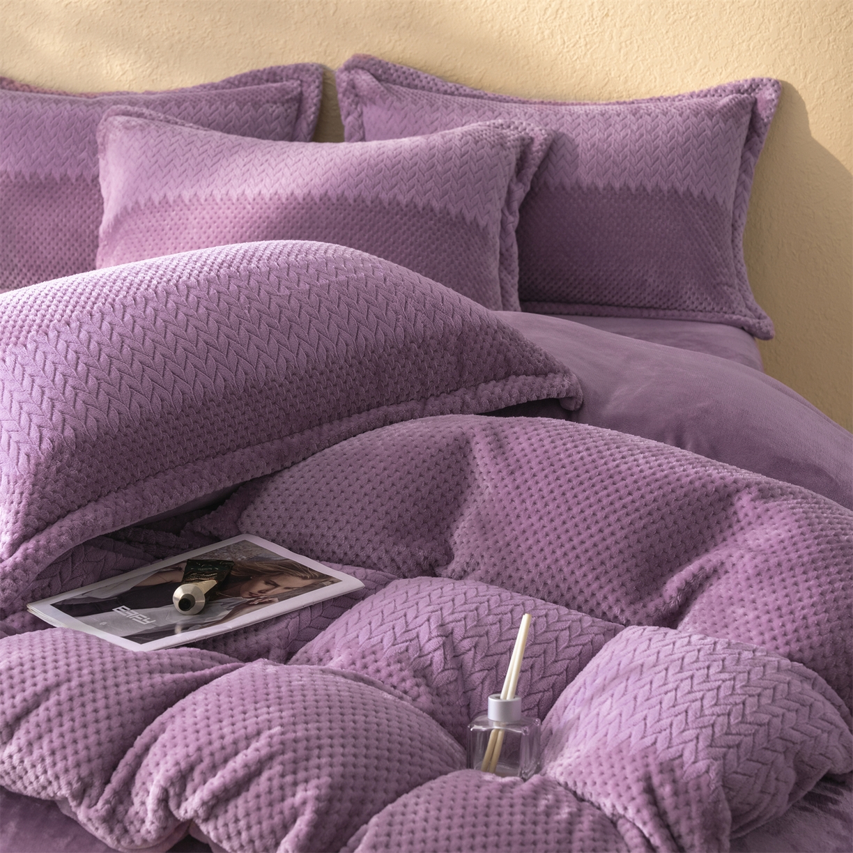 91家纺网 家纺一手货源 找家纺 源舍家纺 2025新款色织拼色编织提花轻奢牛奶绒四件套（场景二） 织锦-紫菱