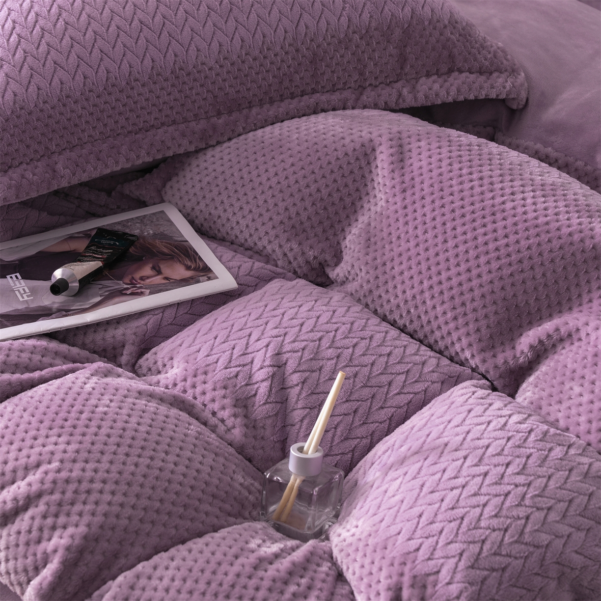 91家纺网 家纺一手货源 找家纺 源舍家纺 2025新款色织拼色编织提花轻奢牛奶绒四件套（场景二） 织锦-紫菱