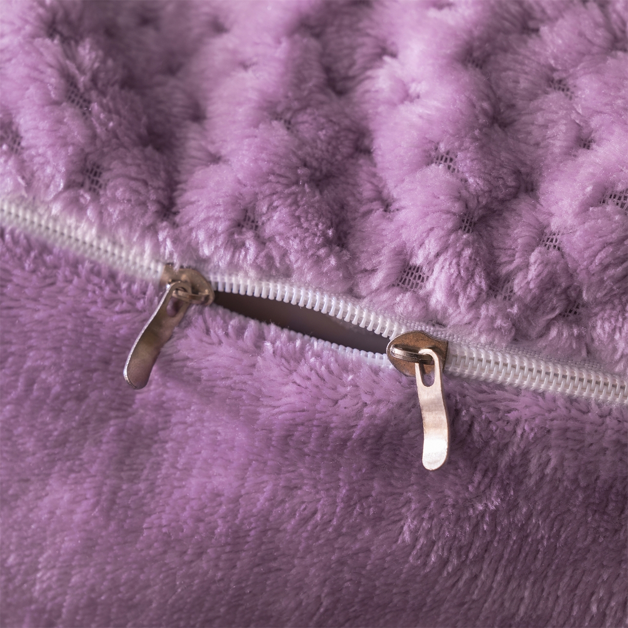 91家纺网 家纺一手货源 找家纺 源舍家纺 2025新款色织拼色编织提花轻奢牛奶绒四件套（场景二） 织锦-紫菱