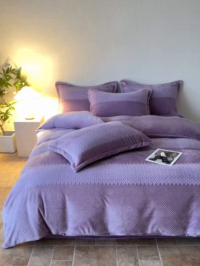 91家纺网 家纺一手货源 找家纺 源舍家纺 2025新款色织拼色编织提花轻奢牛奶绒四件套（场景二） 织锦-紫菱