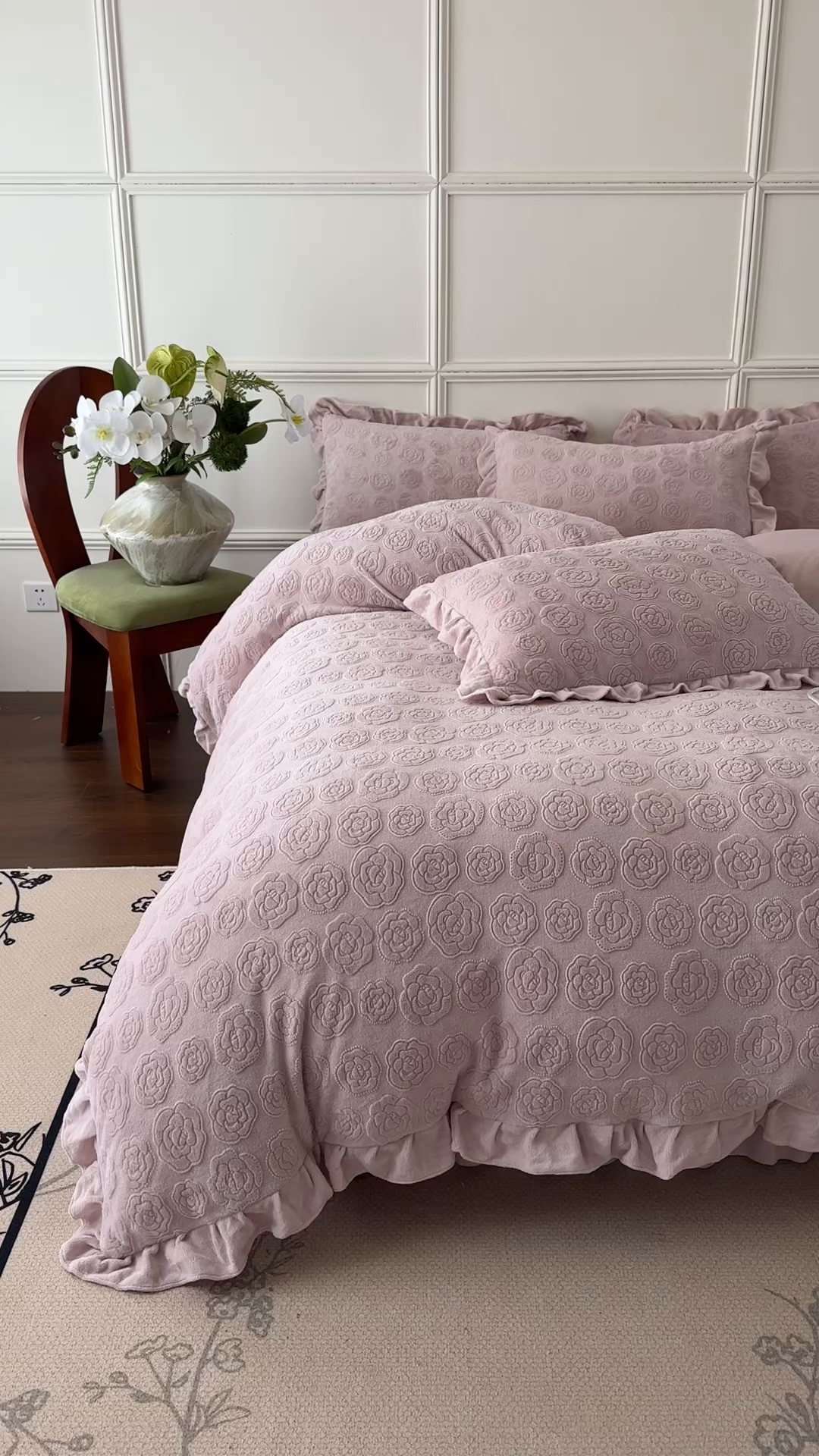 91家纺网 家纺一手货源 找家纺 野合家纺 2025新款法式A类雕花牛奶绒韩版公主风四件套床盖款床单款床笠款 山茶花-杏仁粉